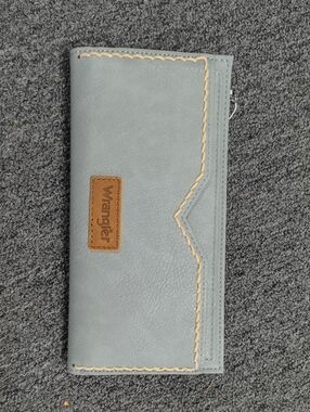 Wrangler Light Gray Wallet with Tan Accent Stitching